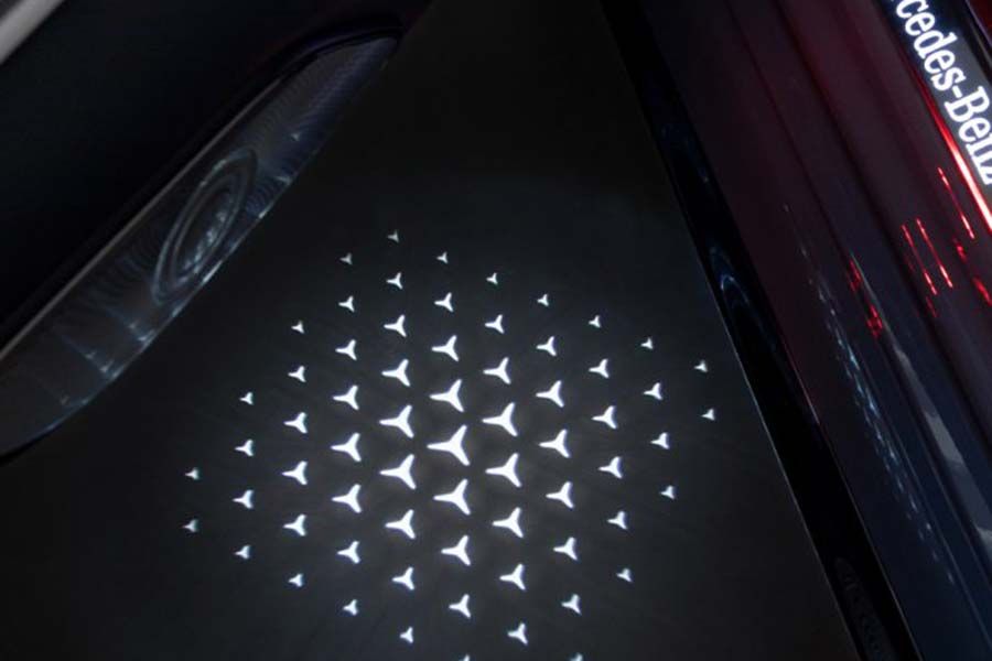 Mercedes-Benz LCD-Projektoren, mit animiertem Mercedes-Benz Pattern