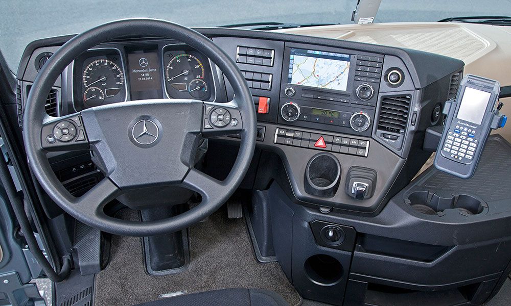 Cockpit des neuen Mercedes-Benz Actros SLT
